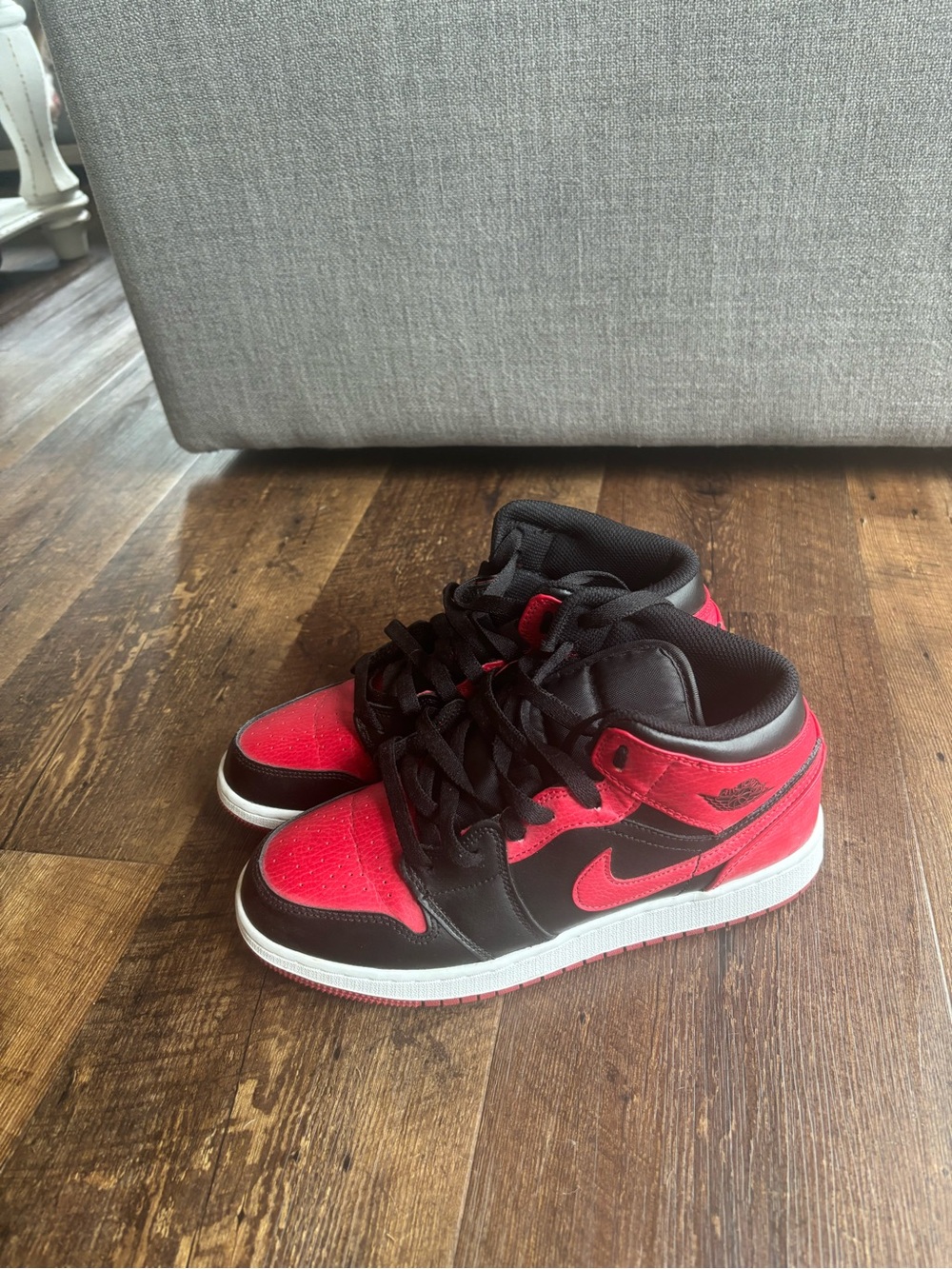 Nike Air Jordan 1 Mid Banned Black Red White. 6Y